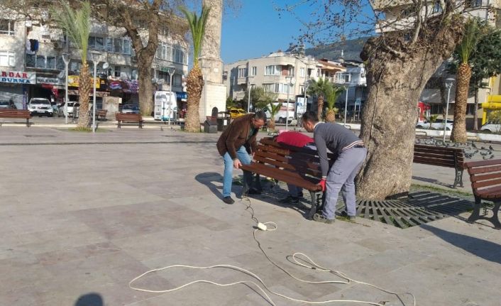 Tüm meydanlardaki oturma grupları sökülüyor