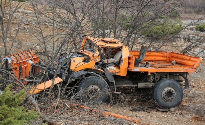 Tunceli’de iş makinesi şarampole yuvarlandı: 1 ölü, 1 yaralı