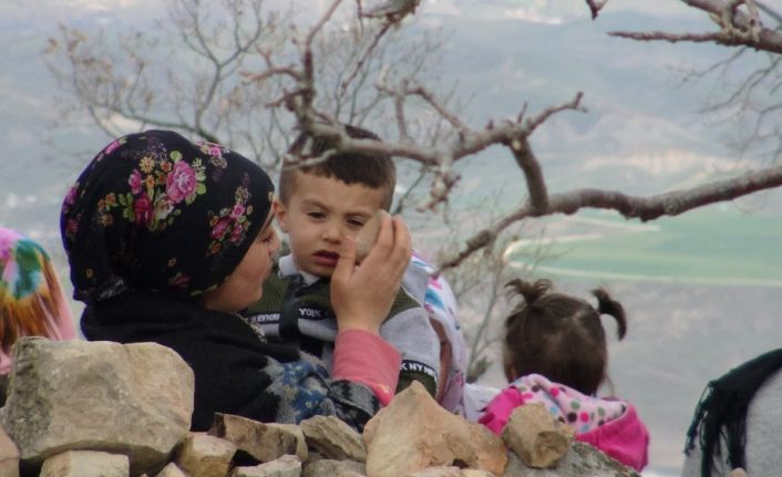 Türbedeki taşları ısıtıp şifa arıyorlar