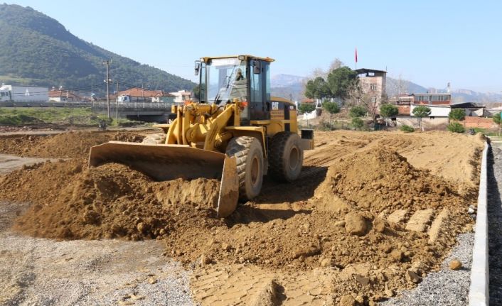 Turgutlu Belediyesinden iki mahalleye çim saha