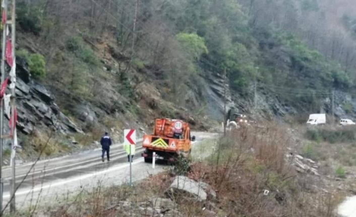 Türkeli-Ayancık karayolunda heyelan