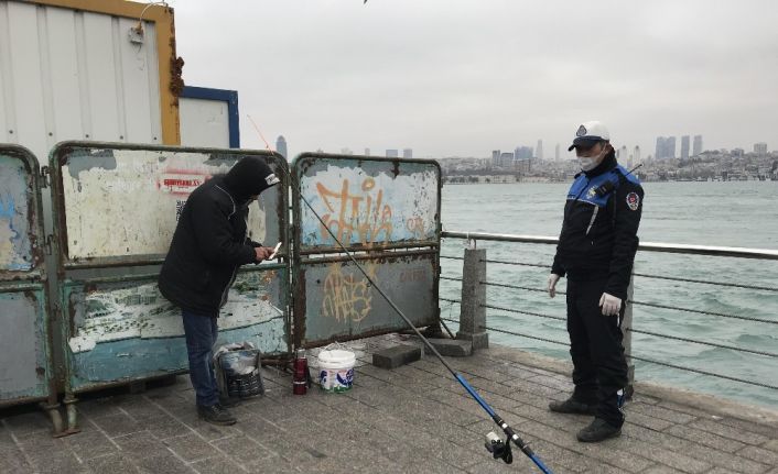 Üsküdar’da bariyerlerin arkasına saklanıp balık tutmak istedi zabıtaya yakalandı