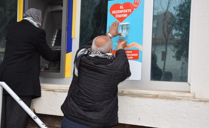 Viranşehir’de bankaların önüne dezenfekte istasyonu