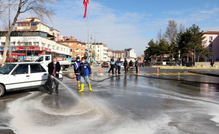 Yahyalı’da cadde ve sokaklar deterjanla yıkanıyor