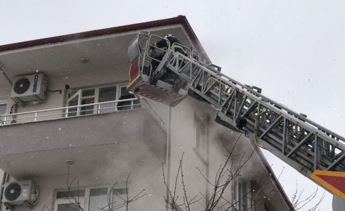 Yangında mahsur kalan 7 kişiyi itfaiye ekipleri kurtardı