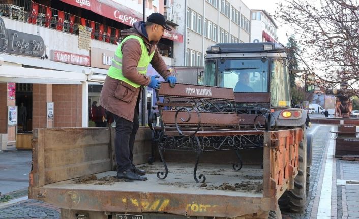 Yaşlılar ’korona virüsü’ne aldırış etmeyince banklar kaldırıldı