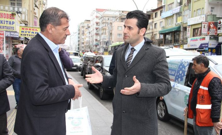 Yenişehir Kaymakamı Beşikci vatandaşlara ’korona paketi’ dağıttı