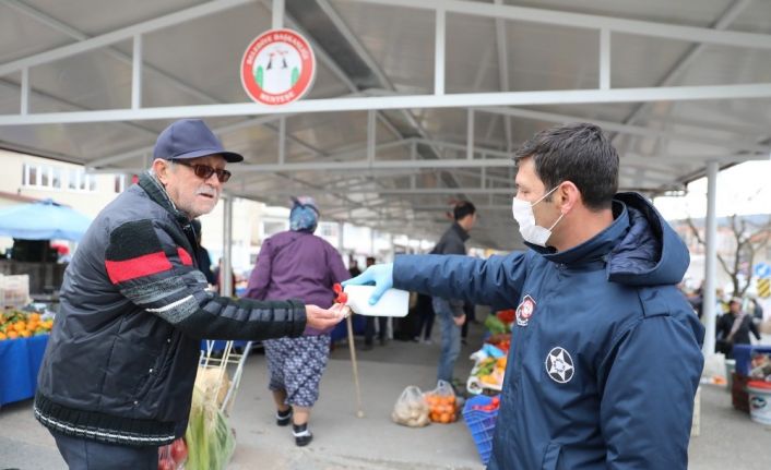 Zabıtadan vatandaşlara dezenfektan jel