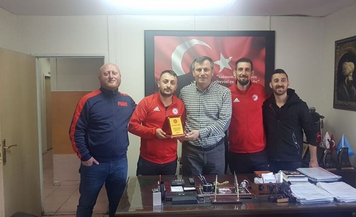 Zonguldak Kömürspor taraftarlarından spor adamına plaket