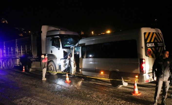 Zonguldak’ta tır ile okul servisi çarpıştı: 1 ölü