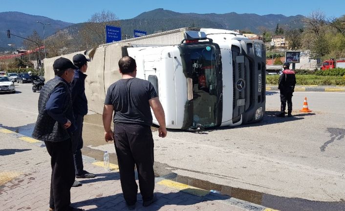 22 ton ip yüklü tır kavşakta refüje çarpıp devrildi