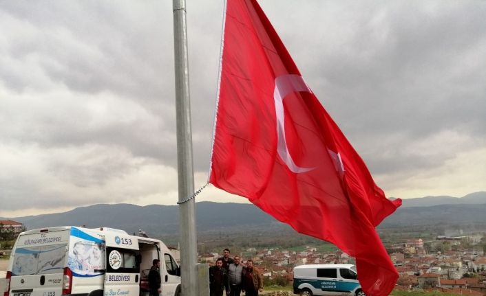 30 metre yükseklikte dalgalanan Türk bayrağı yenilendi