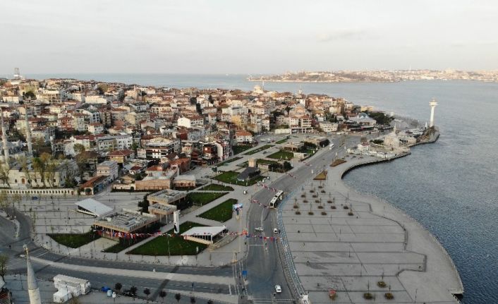 4 günlük sokağa çıkma kısıtlaması nedeniyle Üsküdar Meydanı boş kaldı