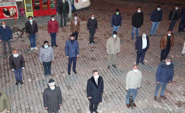 Ahlat Belediyesi personelleriyle İstiklal Marşı okudu