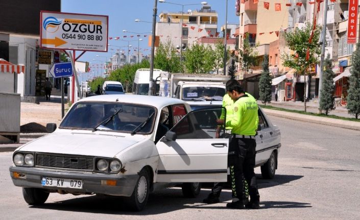 Akçakale’de yol kontrolleri devam ediyor