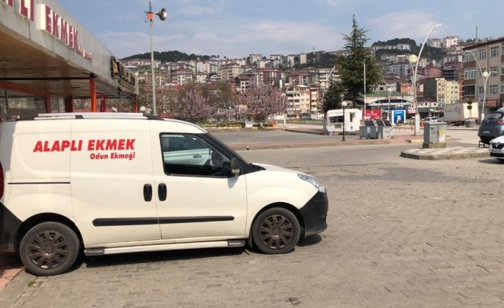 Alaplı’da fırıncılardan evlere ekmek servisi