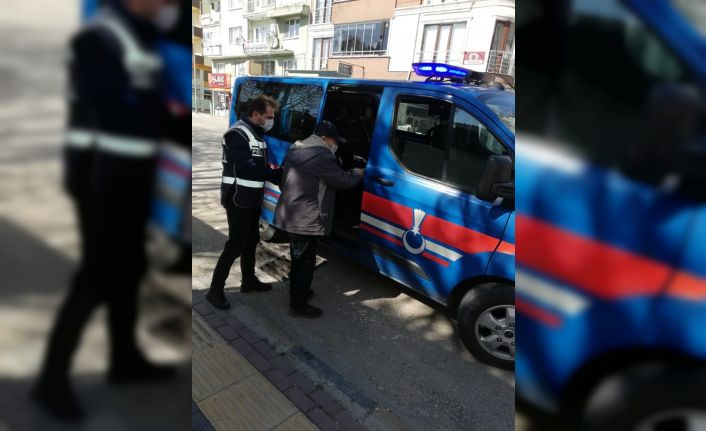 Alzheimer hastası yolunu kaybetti, yardımına polis ve jandarma koştu.