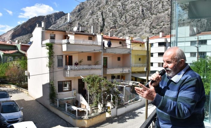 Amasya’da “Minik Kuş” komşularına balkondan serenat yapıyor