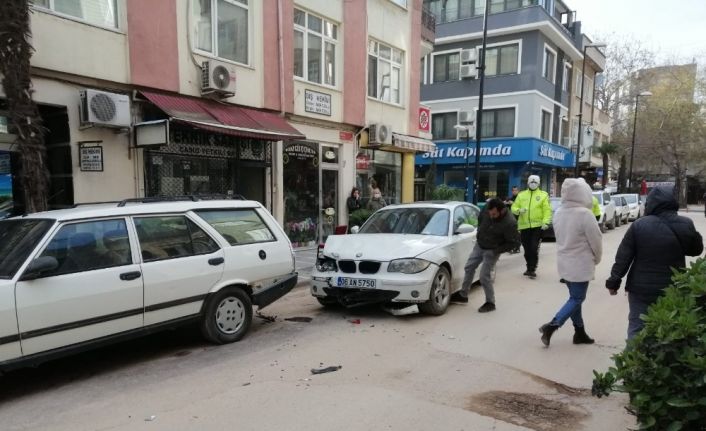 Ambulansa yol vermek isterken kaza yaptı