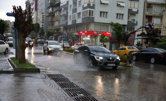 Aydın’da sağanak yağış hayatı olumsuz etkiledi