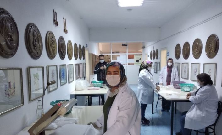 Ayvacık Halk Eğitim Merkezi ilçenin maske ihtiyacını karşılıyor