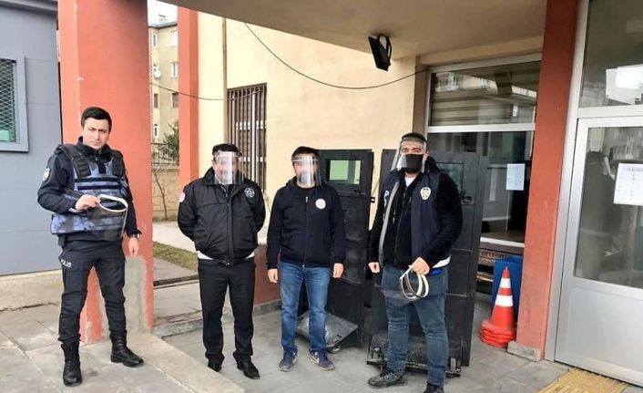 Aziziye Gençlik Merkezi’nden polise siperli maske