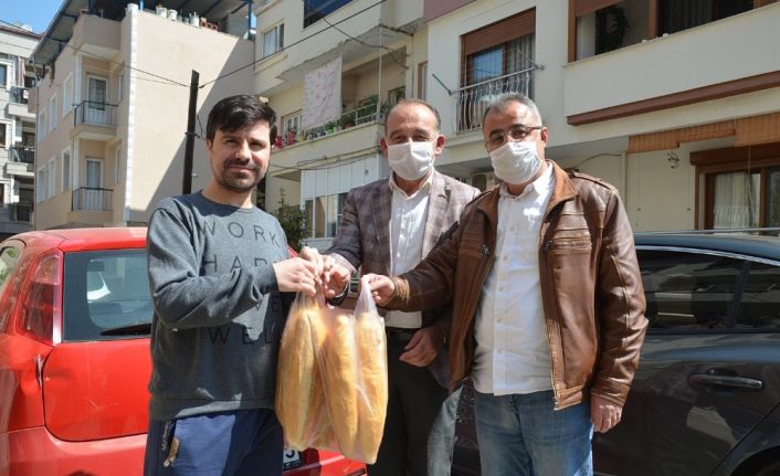 Başkan Akın vatandaşa ekmek götürdü, kartlarına su yükledi