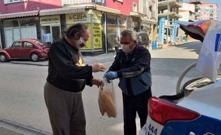 Başkan Doğan ekipler ile birlikte ekmek dağıtımı yaptı