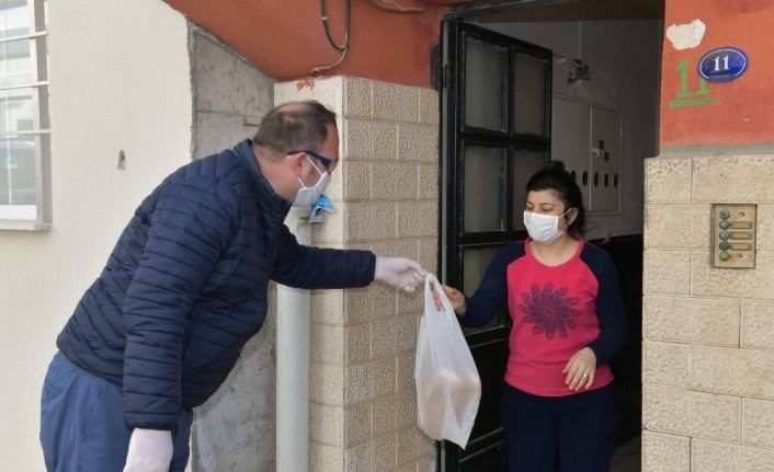 Başkan Gümrükçü, önce vatandaşlara ekmek, sonra hayvanlara mama dağıttı