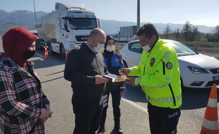 Başkan yardımcılarından polislere tatlı ikramı