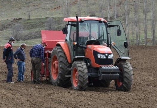 Bayburt’ta kuru soğan demonstrasyon ekimi yapıldı