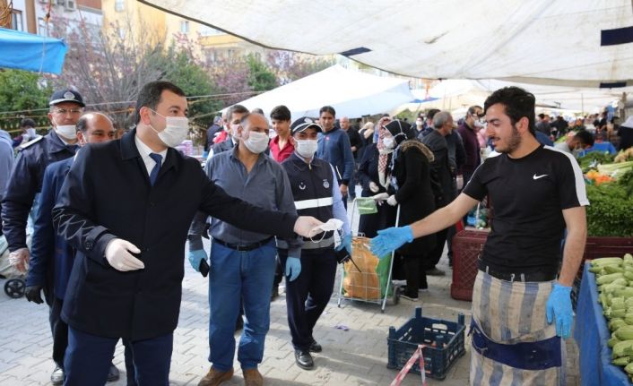 Baydilli esnafa maske dağıttı