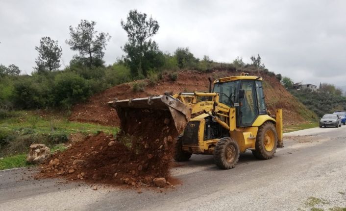 Belde girişini toprakla kapattılar