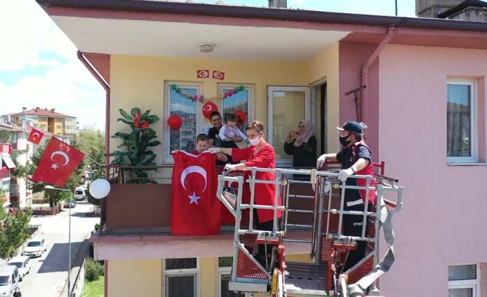 Belediye başkanı itfaiye merdiveniyle çocuklara hediye verdi