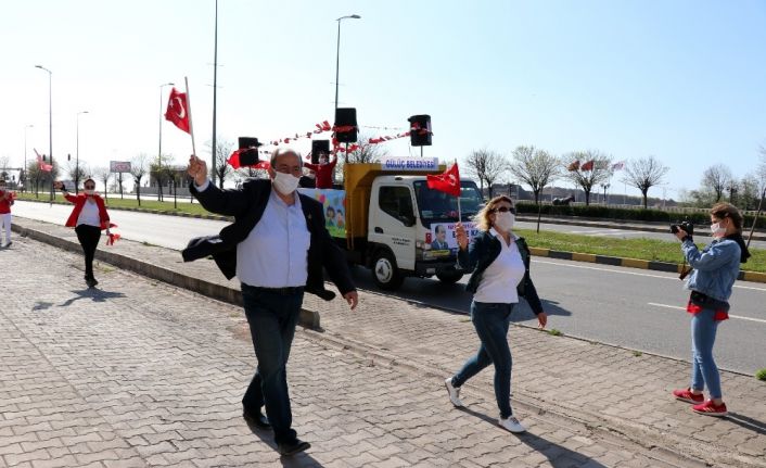 Belediye Başkanı sokak sokak gezip çocukları eğlendirdi