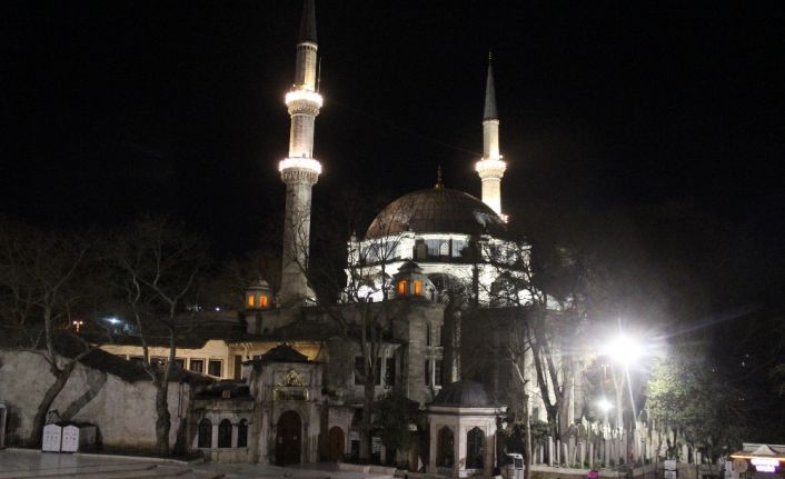 Berat Kandili’nde camiler korona virüs tedbirleri nedeniyle boş kaldı