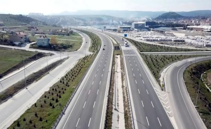 Binlerce aracın geçtiği bağlantı yolu sessizliğe büründü