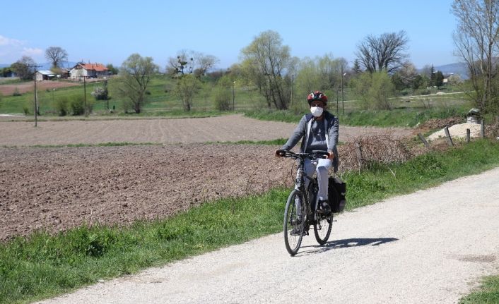 Bisikletiyle 28 kilometre yol giderek öğrencilerine kitap dağıtıyor