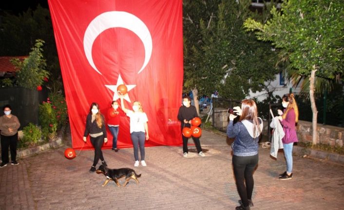 Bodrum’da vatandaşlar balkonlara sığmadı sokaklara taştı