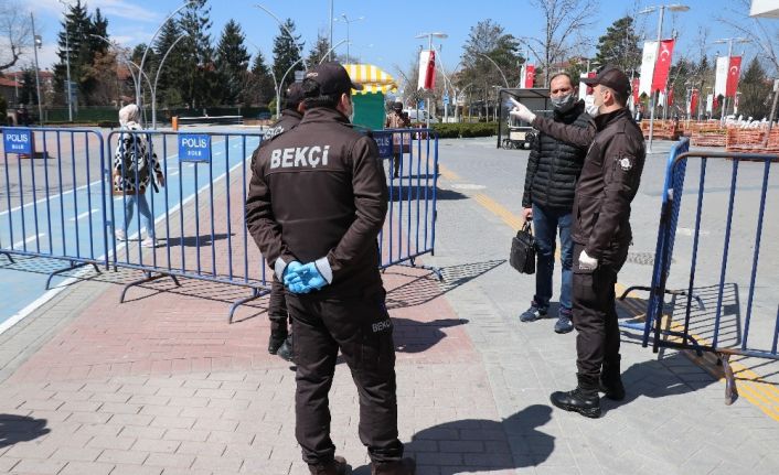 Bolu’da, kentin en işlek caddesi bariyerle yayalara kapatıldı