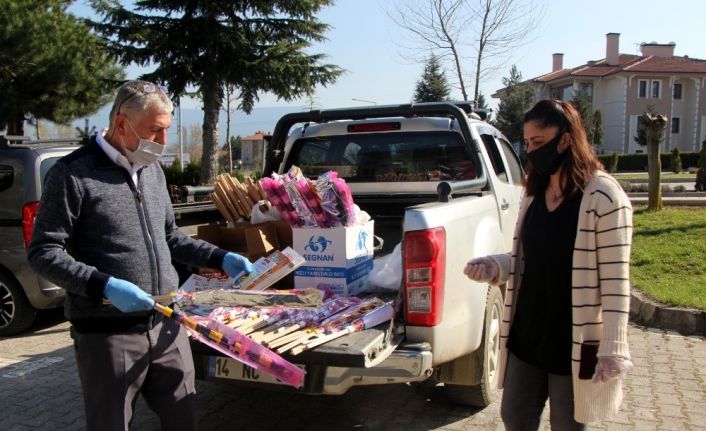 Bolu’da, mahalle muhtarı evde kalan çocuklara sürpriz yaptı