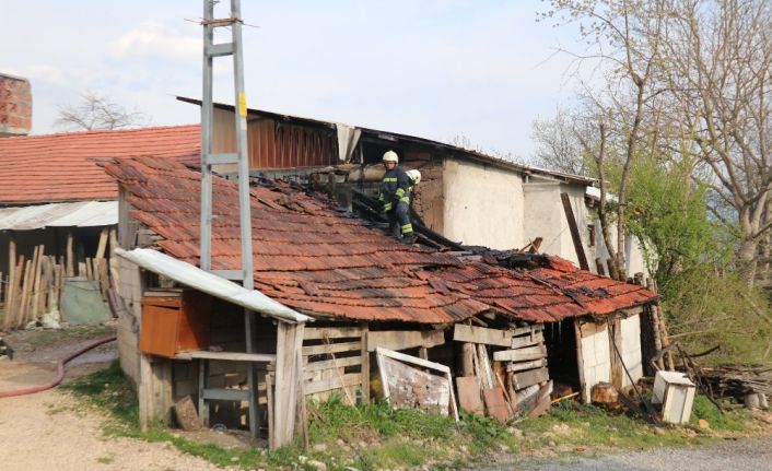 Bolu’da, odunluk yangını kısa sürede söndürüldü