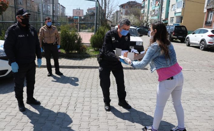 Bolu’da, yardım istedikleri polisleri pasta ve alkışlarla karşıladılar