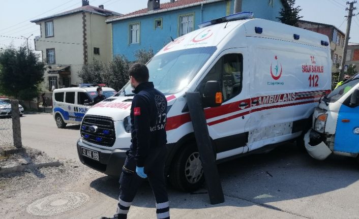 Boş sokakta, içinde hasta olan ambulansa çarptı