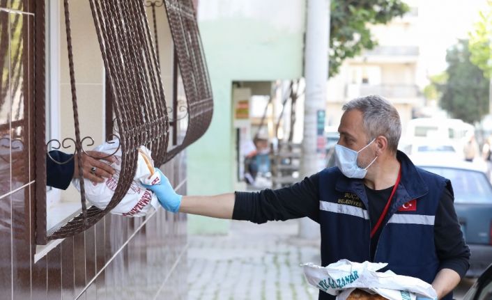 Buca’da ilk iftar için 25 bin sıcak Ramazan pidesi