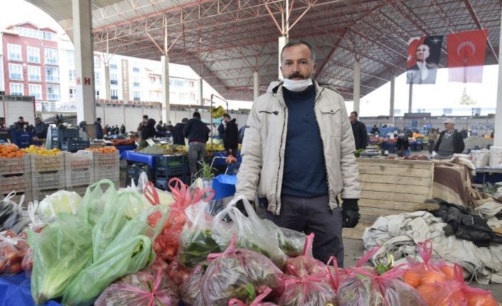 Burdur semt pazarına girişte maske ve kimlik kontrolü yapılıyor