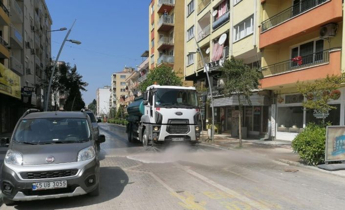 Büyükşehir ekipleri Saruhanlı’yı baştan sona dezenfekte etti