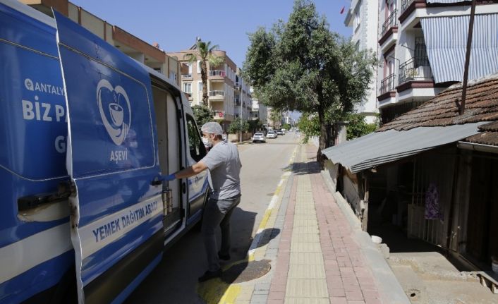 Büyükşehir her gün binlerce sofraya sıcak yemek ulaştırıyor