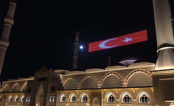 Çamlıca Camii’nde “Evde Kal Türkiyem” mahyası