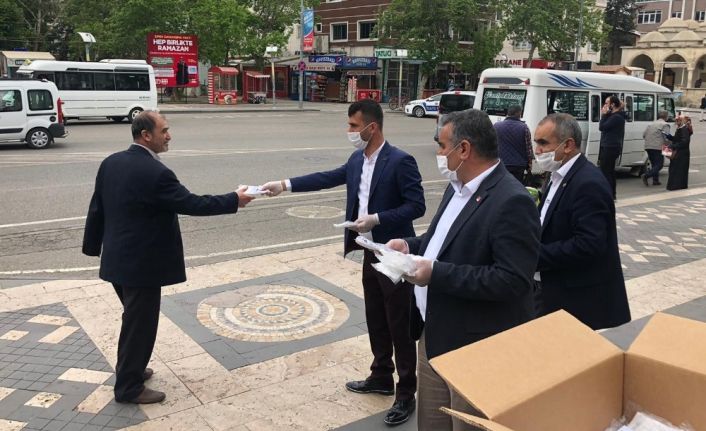 CHP Adıyaman Teşkilatı maske dağıttı